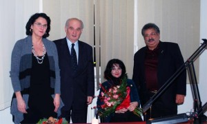 Romaadvent: I Susanne Reichard, becirkakeri angleterdschaschkija andar Wieden, o Adolf Tiller becirkiskero angle terdschaschi andar Döbling o Mijou Kovacs, taj o Rudolf Sarközi