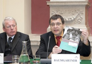 Gerhard Baumgartner (re.) und Franz Vranitzky (li.) bei einer Diskussion zum Romatag im österreichischen Parlament 2010 (Foto: Parlamentsdirektion/Carina Ott)