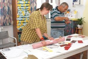 Monika Scheweck und Ludwig Horvath bei den Vorbereitungen für die Roma-Wallfart nach Mariazell (Foto: volksgruppen.orf.at)