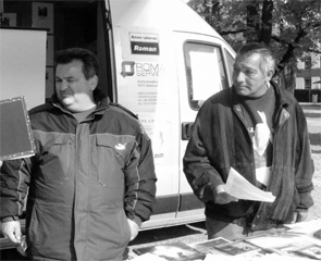 Unterwegs für den Verein Roma-Service: Ludwig Horvath (re.) mit Emmerich Gärtner-Horvath (Foto: Roma-Service)