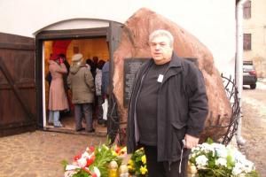 Der Burgenland-Rom Johann Baranyai aus Gritsch vor dem Denkmal im NS-Lager in Łódź