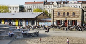 Café Edelweiss im Görlitzer Park: unter einem der angrenzenden Dächer übernachten die Roma auf Matratzen. (Foto: samchills, cc-Lizenz: by-sa)