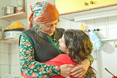 Manusha mit ihrer Großmutter (Foto: Knut Ogris Film)