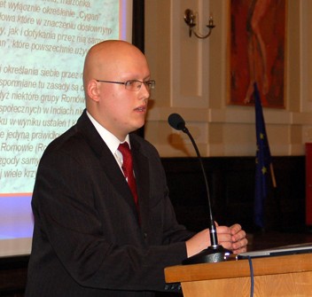 Mateusz Babicki bei einem Vortrag 2009 (Foto: Romowie.com)