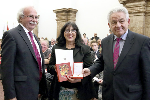 Rosa Gitta Martl mit Landeshauptmann Pühringer (re.) und Landeshauptmann-Stv. Ackerl (Foto:  