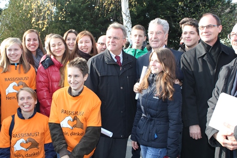 Schüler bei der Gedenkveranstaltung in Lackenbach (Foto: Emmerich Gärtner-Horvath)