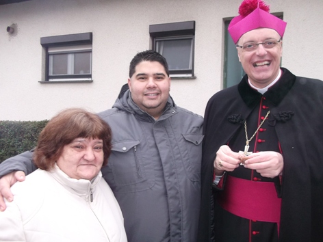 Martin und Erika Horvath mit Bischof Zsifkovics beim Roma-Advent von Roma-Service in Bachselten (Foto: Karika)