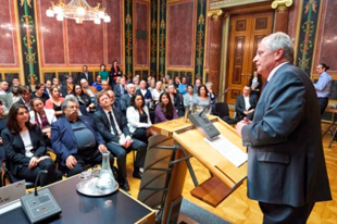Minister Hundstorfer am Romawelttag 2014 im Parlament (Foto: Parlamentsdirektion / Bildagentur Zolles KG / Leo Hagen)