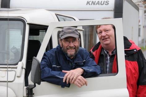 Transport nach Serbien: Thomas Eckert und Horst Horvath, Volkshochschule der Burgenländischen Roma