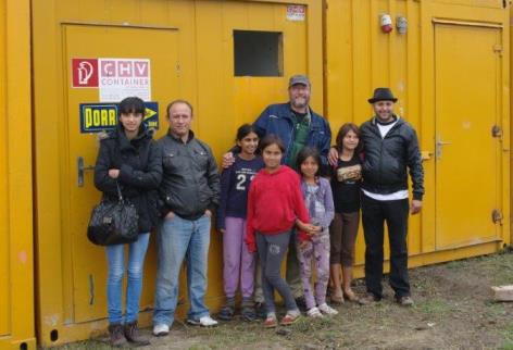 O Thomas Eckert fatreterenca le schtudentengere khetanipestar andi Serbija taj tschavenca andar i sidlung „Banglades“ (Foto: VHS Roma)