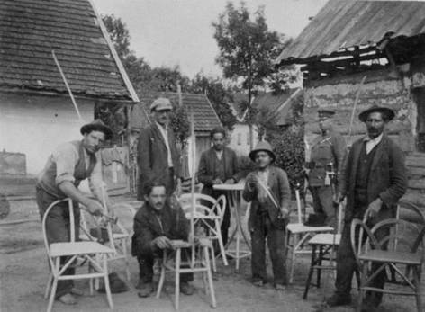 Burgenländische Roma-Korbflechter und Polizist (Foto: Bgld. Landesarchiv, via volksgruppen.orf.at)