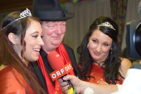 Stacy Baranyai, Romakönigin 2015, mit Horst Horvath und Susanne Kamer, Romakönigin 2014 (Foto: VHS Roma via volksgruppen.orf.at)