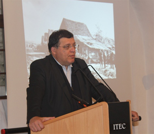 Gerhard Baumgartner beim Vortrag in Schlaining (Foto: Roma-Service)