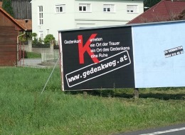 Plakat in Kemeten (Foto: VHS Roma)