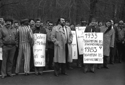 Demonstration von 220 Sinti und Roma am 28.1.1983 anlässlich des 50. Jahrestags der Machtergreifung der Nazis vor dem BKA (Foto: sintiundroma.de