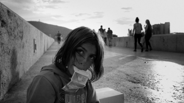 Die Protagonistin beim Betteln auf der Brücke - Filmstill aus dem Dokumentarfilm "Valentina"