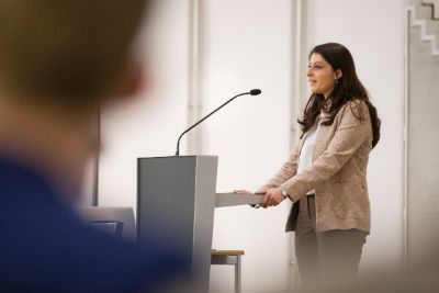 Staatssekretärin Duzdar bei einer Veranstaltung im April 2017 (Foto: BKA/Christopher Dunker)