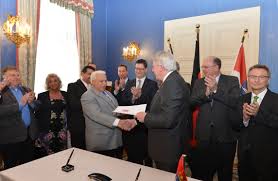 Dem hessischen Staatsvertrag vorangegangen ist die Rahmenvereinbarung vom März 2014: hier Ministerpräsident Bouffier und Vertreter des Landesverbands der Sinti und Roma bei der Unterzeichnung (Foto: Staatskanzlei)