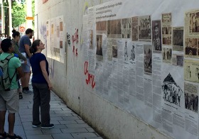 Ausstellung am Baustellenzaun: Marika Schmiedt in Wien, Juli 2017 (Foto: Samuel Mago, via volksgruppen.orf.at)