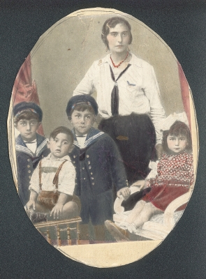 Luise Herzberg mit ihren Kindern um 1930. Nur Otto Rosenberg (vorn links) und seine Mutter überlebten die Konzentrationslager. (Foto: Landesverband Deutscher Sinti und Roma Berlin-Brandenburg e.V.)