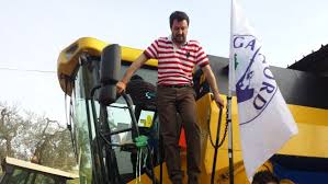 Roma-Camps dem Erdboden gleichmachen! Eines von vielen Wahlkampffotos, auf denen Salvini auf einem Caterpillar posiert (Foto: TuttoOggi)