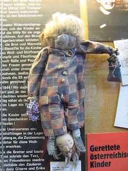 Authentische Puppe im KZ Ravensbrück, wie sie österreichische Frauen für ihre teils mitinhaftierten Kinder angefertigt hatten. (Foto: Jocian/Wikimedia, CC-BY-SA-2.0)