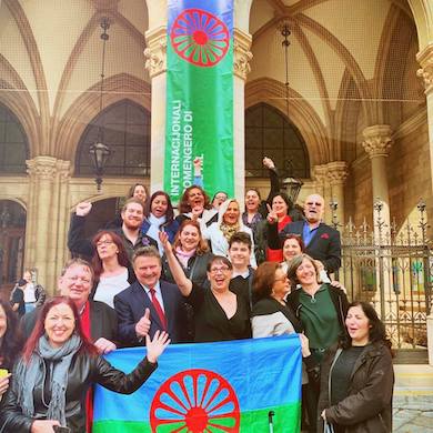 Vor dem Rathaus: Wien hisst ersrmals die Fahne der Roma (Foto: Grüne Wien)