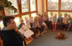 Emmerich Gärtner-Horvath von Roma-Service präsentiert ein Kinderbuch auf Roman in der PH Burgenland (Foto: Roma-Service)