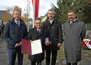 Ehrung bei Gedenkfeier in Lackebach [Landeshauptmann-Stellvertreter Johann Tschürtz, Landesrat Heinrich Dorner und Christian Klippl (Obmann Kulturverein Österreichischer Roma) (v.l.) mit Emmerich Gärtner-Horvath (2.v.l.).] (Foto: Bgld. Landesmedienservice)