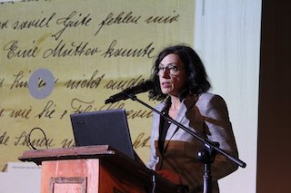 Die Forschungsleiterin Karola Fings 2019 in Bukarest (Foto. Romarchive)