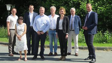 Der Gründungsvorstand des Kompetenznetzwerks Schleswig-Holstein: Prof. Dr. Vello Pettai (ECMI), Anna Weiß (Verband deutscher Sinti und Roma), Dr. Christian Pletzing (Europäische Akademie Sankelmark) , Uwe Jessen (BDN), Frank Nickelsen (Friesenrat) , Eva Adel Penzes (FUEN), J. A. Christiansen (SSF), Minderheitenbeauftragter Johannes Callsen. (Foto: Staatskanzlei)