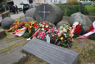 Roma-Gedenken: Österreichs wichtigster Gedenkort liegt nicht zentral und allgemein sichtbar in der Hauptstadt, sondern in der Peripherie - die Gedenkstätte Lackenbach im Mittelburgenland (Foto: E. Gärtner-Horvath)