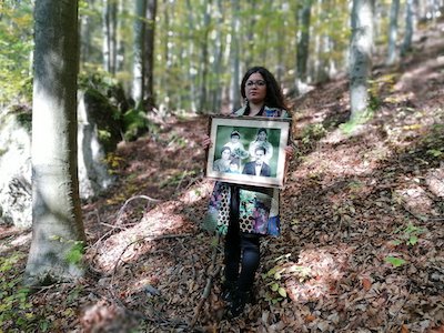 How I Became a Partisan: Die slowakische Regisseurin Vera Lacková auf Spurensuche im Wald, wo die Familie ihrers Urgroßvaters von deutschen Soldaten ermordet wurde (Foto: Media Voice)  