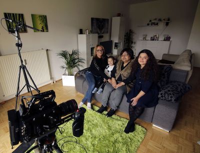 Familija: O privati ojs gravitacijonakero punkto – i Vera Lacková la babaha taj la muamaha, | Familie: Das Private als Gravitationspunkt – Vera Lacková mit Großmutter und Tante (Kipo: Media Voice)