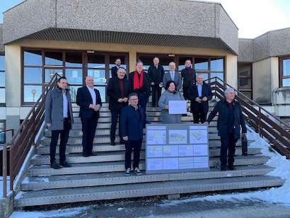 Landeshauptmann Hans Peter Doskozil gemeinsam mit VertreterInnen aller burgenländischen Volksgruppenorganisationen, der Stadtgemeinde Oberwart und der Landesimmobilien Burgenland (LIB) vor dem früheren Städtischen Internat, dem zukünftigen „Haus der Volksgruppen“ (Foto: Bgld. Landesmedienservice)