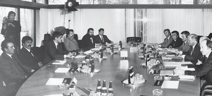 Am 17. März 1982 empfing der damalige Bundeskanzler Helmut Schmidt eine Delegation des Zentralrats unter Leitung des Vorsitzenden Romani Rose und erkannte den Völkermord an den Sinti und Roma aus Gründen der sogenannten "Rasse" an (Foto: © Zentralrat Deutscher Sinti und Roma)