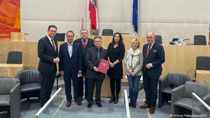 Hohes Haus: Übergabe des Positionspapiers der Roma-Volksgruppenverrteter:innen an Nationalratspräsident Sobotka (re.),  in der Mitte der Vorsitzende des Roma-Volksgruppenbeirats Emmerich Gärtner-Horvath vom Verein Roma-Service (Foto: Grüner Parlamentsclub)