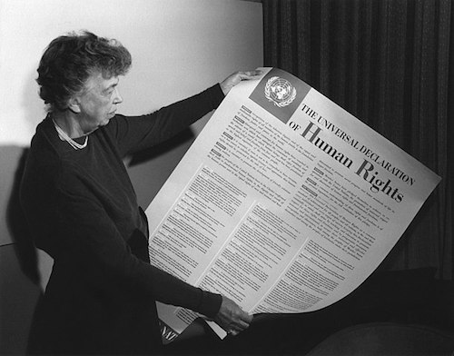 ELEANOR ROOSEVELT: I anglebeschaschkija la UN-komisijonatar la deklaracijonaha le manuschengere tschatschiptschendar andar 1948 (kipo: FDR Presidential Library, CC BY 2.0)