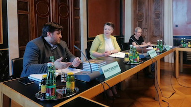 GESPRÄCHE IN WIEN: Marco Buckovez und Heidi Schleich trafen Parteienvertreter, Mitte: Olga Voglauer, Frühjahr 2022 | VAKERIPTSCHA: O Marco Buckovez taj i Heidi Schleich partajakere fatretertschen resle, Olga Voglauer (masch.), terno linaj 2022 (Foto / kipo: Grüner Klub im Parlament)