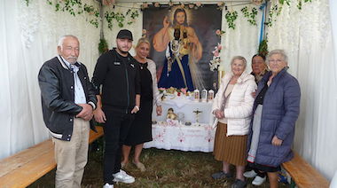 Marienaltar bei der Sinti-Wallfahrt in Oberlöstern (Saarland). Die Wallfahrt wird seit 1996 jährlich von der Sintiza Maria Hoffmann (re.) organisiert (Foto Ulrike Peters, Deutsche Bischofskonferenz) . 