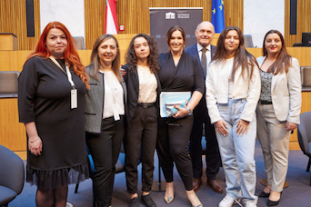 Roma-Tag 2024 im Parlament: Von links: Tina Friedreich Fachkraft im Sozialbereich – Integrationsprojekte für Roma und Romnja, Teamkoordinatorin für EMRO Arbeitsmarktintegration für Roma und Romnja Csilla Höpfler, Obfrau von Vivaro-Viva Romnja Žaklina Radosavljević, Barbara Karlich, Nationalratspräsident Wolfgang Sobotka, Tina Friedreich Fachkraft im Sozialbereich – Integrationsprojekte für Roma und Romnja, Mitglied des Volksgruppenbeirates der Roma im Bundeskanzleramt Manuela Horvath (Foto: Parlamentsdirektion/Thomas Topf) 