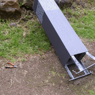 Demoliertes Holocaust-Denkmal in Deutschland: Flensburg im Mai 2024 (Foto: Verband Deutscher Sinti und Roma – Landesverband Schleswig-Holstein)