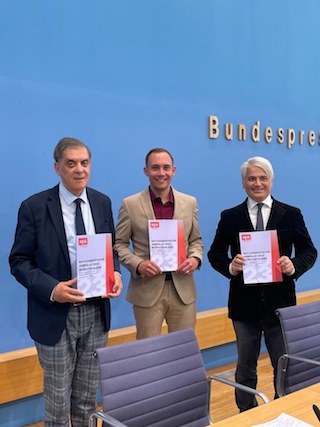 MIA-Jahresbericht 2023: Romani Rose, MIA-Vereinsvorsitzender Silas Kropf und der Antiziganismusbeauftragte des Bundes, Dr. Mehmet Daimagüler, bei der Vorstellung des Jahresberichts. Bildrechte: Zentralrat