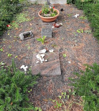 Vandalismus auf dem Waldfriedhof in Darmstadt (Foto: Landesverband Hessen)