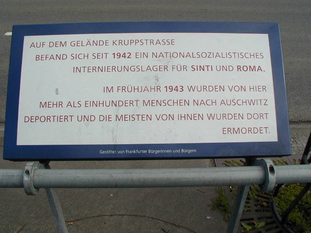 Ein weiterer Angriff auf das Gedenken an den Völkermord an den Sinti und Roma in Deutschland: die nunmehr zerstörte Gedenktafel in der Frankfurter Kruppstraße (Bild: Förderverein Roma)