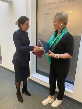v. l. Dotschy Reinhardt, Stellvertretende Vorsitzende des Zentralrats Deutscher Sinti & Roma und Simone Oldenburg, Präsidentin der Bildungsministerkonferenz und Ministerin für Bildung und Kindertagesförderung in Mecklenburg-Vorpommern (Foto: Sekretariat der KMK)
