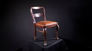 Ausstellungsgegenstand: Stuhl der Großeltern von Franz-Elias Schneck (Foto: Dokumentations- u. Kulturzentrum Deut­scher Sinti u. Roma)