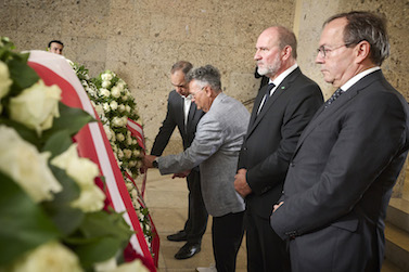 Von links: stellvertretende Vorsitzende des Volksgruppenbeirats Andreas Sarközi, Vorsitzende des Volksgruppenbeirats Emmerich Gärtner-Horvath, Bundesratspräsident Peter Samt (FPÖ), Zweiter Nationalratspräsident Peter Haubner (ÖVP) , Bild: Parlamentsdirektion/ Johannes Zinner, 1.8.2025