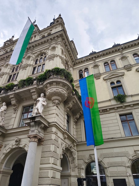 Rathaus mit Roma-Fahne in Graz (Bild: Tristan Ammerer)