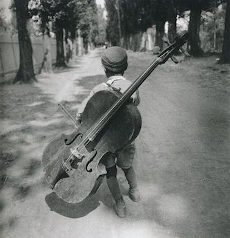 Foto: Eva Besnyö, Junge mit Cello, 1931 (z. V. g. von Anton Holzer)